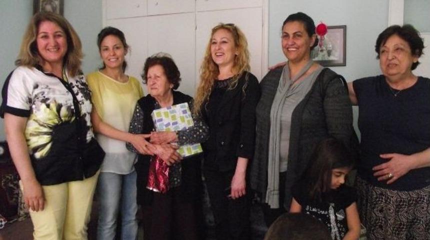 Ak Parti&rsquo;li Kadınlardan &lsquo;&ccedil;at Kapı&rsquo; Ziyaret