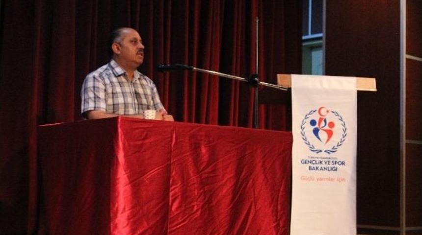 Gen&ccedil;liği Bekleyen Tehlikeler İsimli Konferans D&uuml;zenlendi