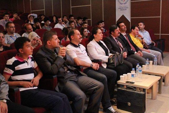 Gençliği Bekleyen Tehlikeler İsimli Konferans Düzenlendi