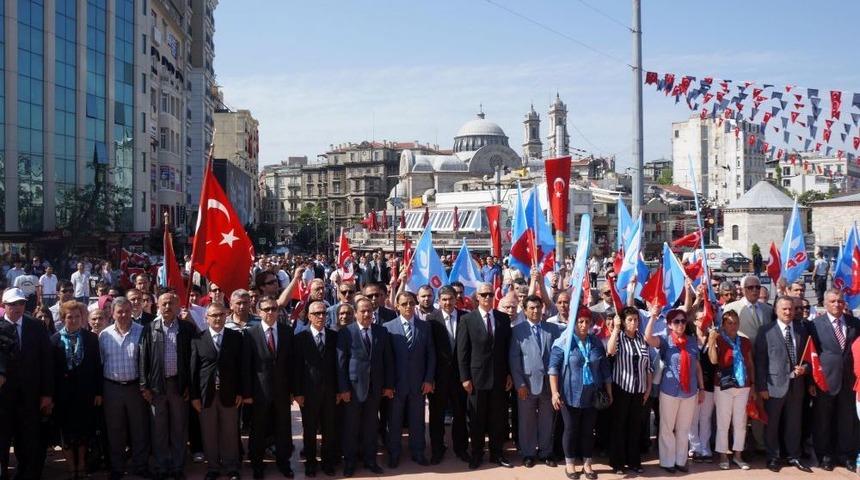 Taksim'de Cumhuriyet Anıtı'na &Ccedil;elenk Kondu