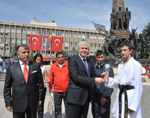 Uşak ta 19 Mayıs Atat&uuml;rk&rsquo;&uuml; Anma Ve Gen&ccedil;lik Bayramı Kutlamaları 1