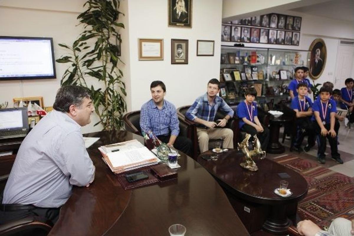 Şampiyon Folklorculardan Başkan Sındır&rsquo;a Teşekk&uuml;r