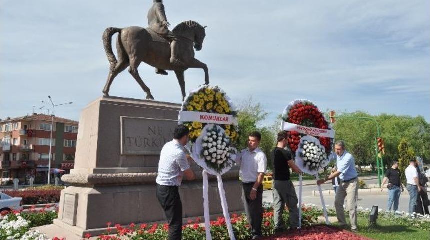 Eskişehir&rsquo;de &Uuml;nl&uuml;ler Atat&uuml;rk Anıtına &Ccedil;elenk Koydu