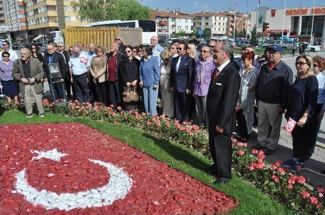 Eskişehir’de Ünlüler Atatürk Anıtına Çelenk Koydu