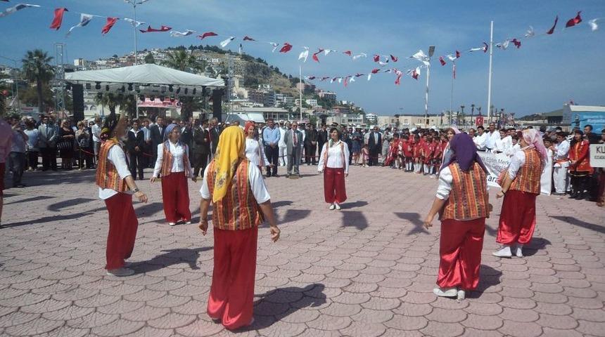 Kuşadası&rsquo;nda 19 Mayıs Karada, Havada Ve Denizde Kutlandı