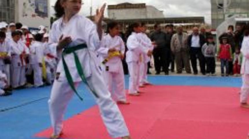 19 Mayıs Atat&uuml;rk'&uuml; Anma Gen&ccedil;lik Ve Spor Bayramı, Coşkuyla Kutlanıyor