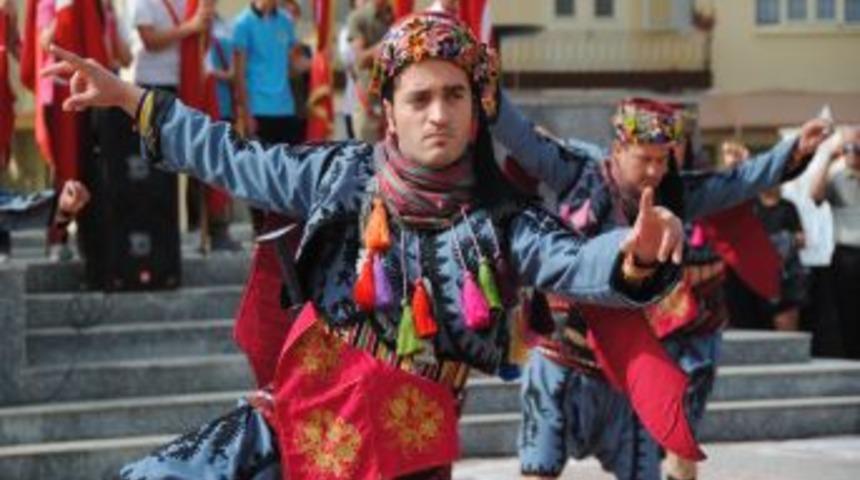 Anadolu'nun K&uuml;lt&uuml;rel Zenginliği, G&ouml;sterilerle Turistlere Tanıtılıyor