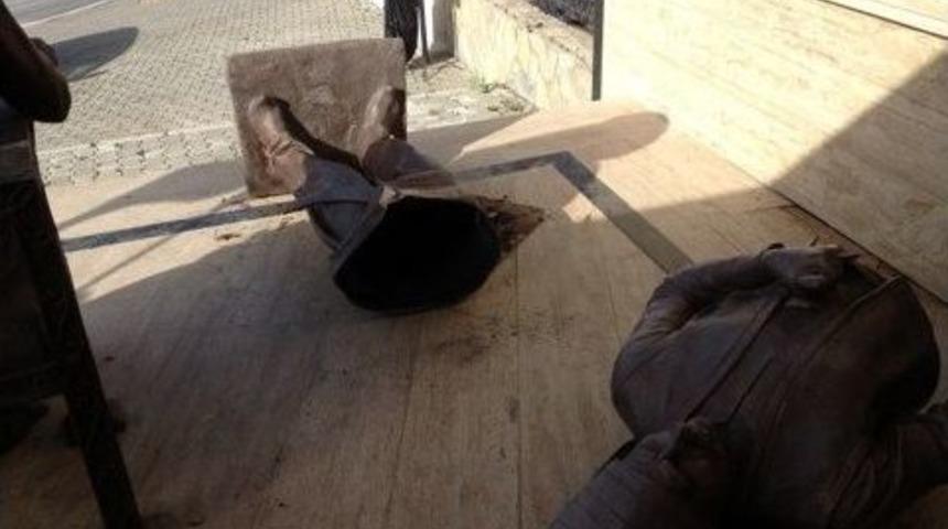 Anıta &Ccedil;irkin Saldırı