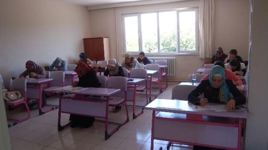 &Ouml;d&uuml;ll&uuml; Kitap Okuma Yarışması İ&ccedil;in Sınavlar Yapıldı