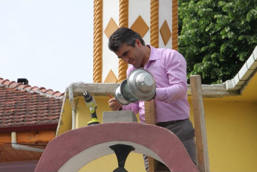 K&ouml;y Imamı, Caminin Her Eksiğini Kendisi Gideriyor