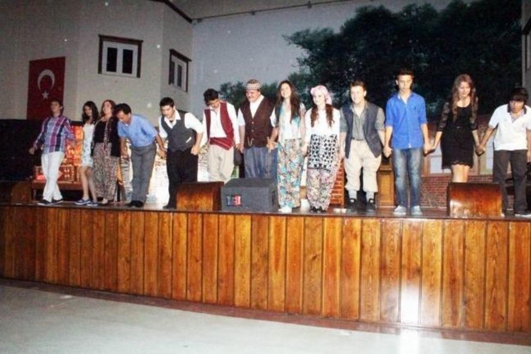 Eal Tiyatro Topluluğu Ayakta Alkışlandı