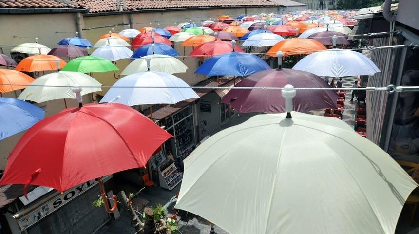 &Ccedil;arşının &Uuml;zerine Y&uuml;zlerce Şemsiye Ile Dekor Yapıldı
