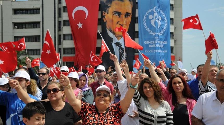 Atat&uuml;rk'&uuml;n Doğum G&uuml;n&uuml; Pastası Izdihama Neden Oldu