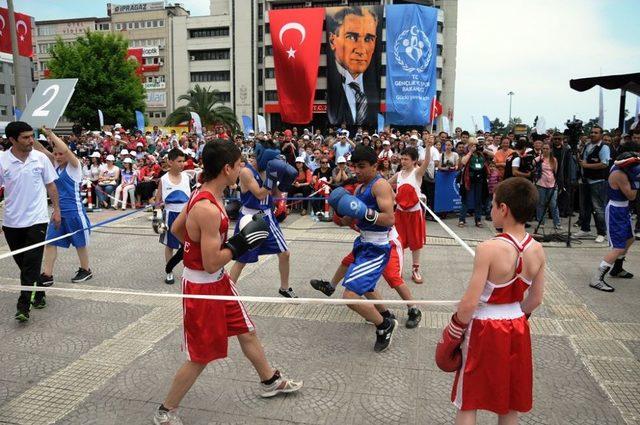 Atat&uuml;rk &uuml;n Doğum G&uuml;n&uuml; Pastası Izdihama Neden Oldu 1