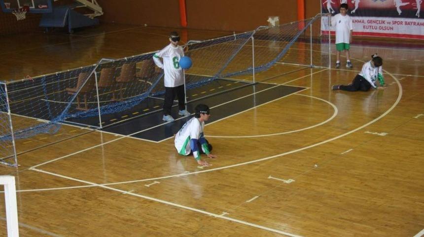 G&ouml;rme Nimetini Anlatmak I&ccedil;in G&ouml;zlerine Bant &Ccedil;ekip Ma&ccedil; Yaptılar