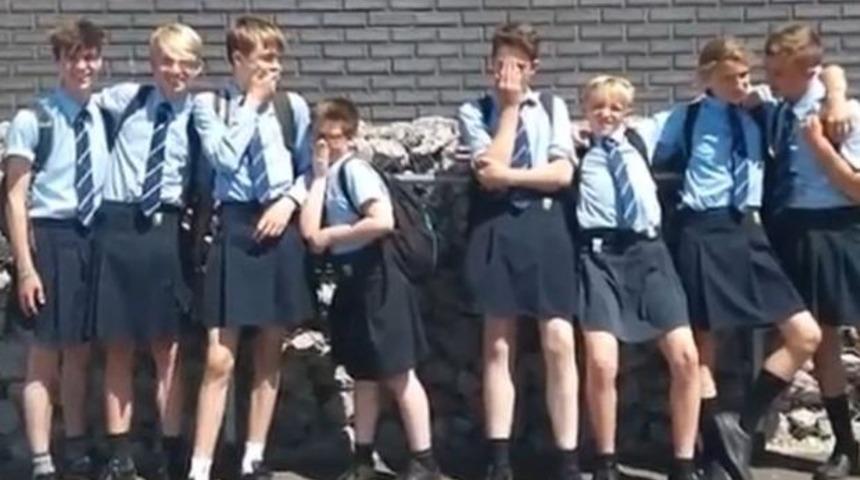 İngiltere'de &ouml;ğrencileri sıcak vurdu, 'etek' protestosu başladı