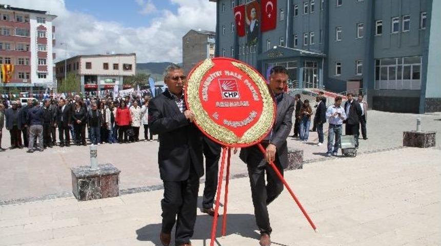 Chp'liler Atat&uuml;rk Anıtı'na &Ccedil;elenk Bıraktı