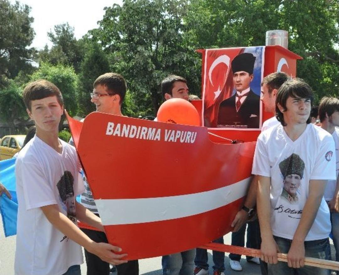 Bandırma Vapuru'nu Karadan Y&uuml;r&uuml;tt&uuml;ler
