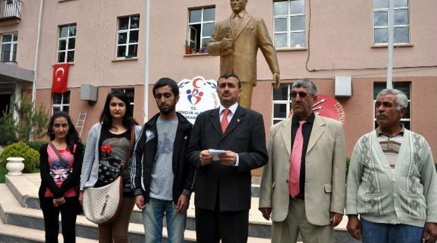 Suşehri&rsquo;nde Chp Atat&uuml;rk Anıtına &Ccedil;elenk Koydu