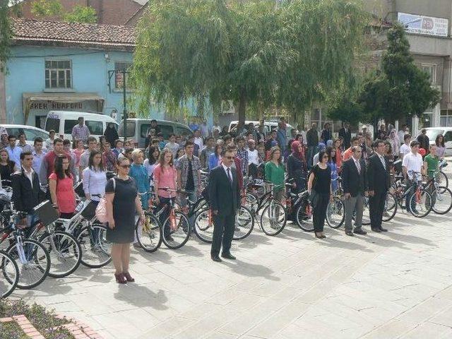 Boz&uuml;y&uuml;k te 19 Mayıs T&ouml;reni 3