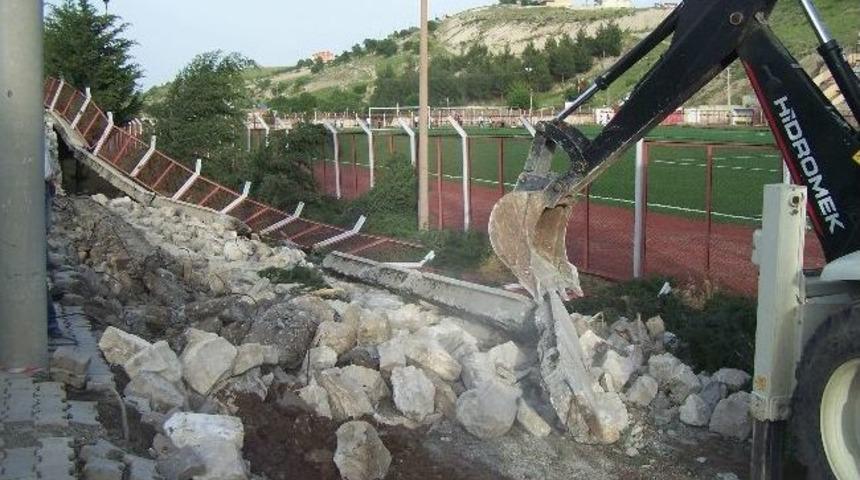 Besni'de Şehir Stadının Duvarı &Ccedil;&ouml;kt&uuml;