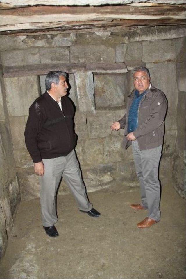 Vali Tekinarslan’dan 2500 Yıllık Mezar Odada İnceleme 1