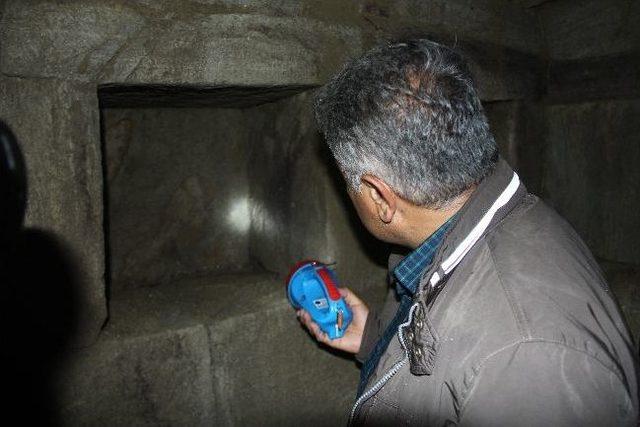 Vali Tekinarslan’dan 2500 Yıllık Mezar Odada İnceleme 2