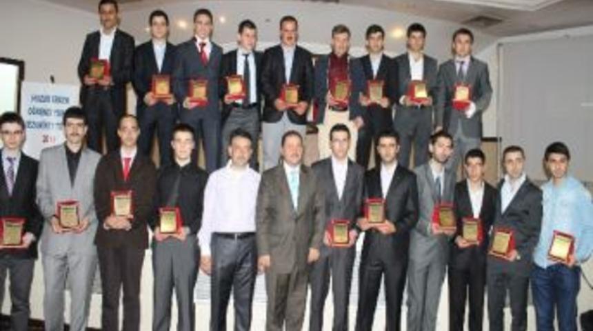 Huzur Erkek &Ouml;ğrenci Yurdu&rsquo;nun 17. Mezuniyet T&ouml;reni D&uuml;zenlendi