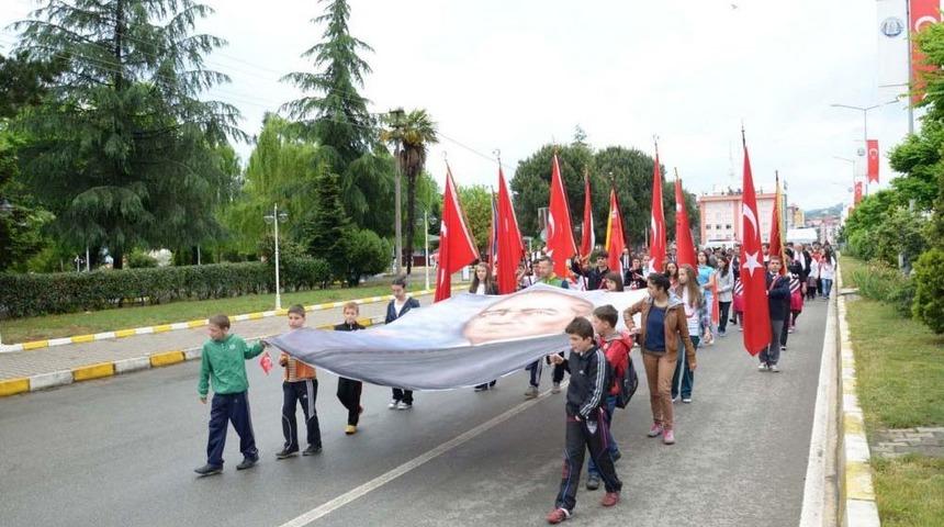 19 Mayıs'ı Yağmur Altında Horon Teperek Kutladılar