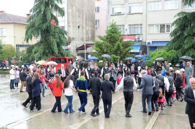 19 Mayıs'ı Yağmur Altında Horon Teperek Kutladılar