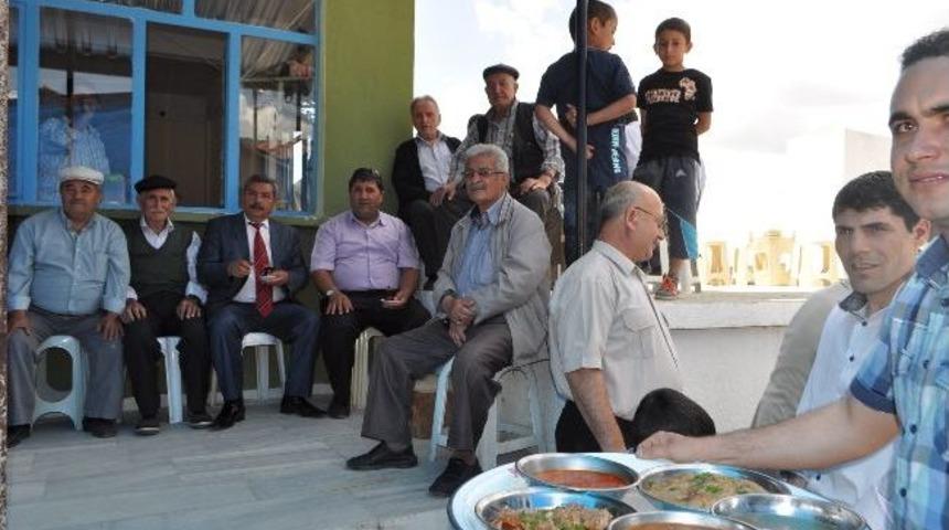 Demirci &Ouml;r&uuml;c&uuml;ler K&ouml;y&uuml;'nde Hayır Yemeği D&uuml;zenlendi