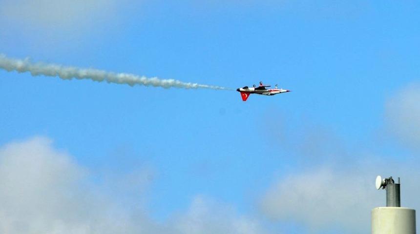 T&uuml;rk Yıldızları'nın G&ouml;sterisi Ilgiyle Izlendi