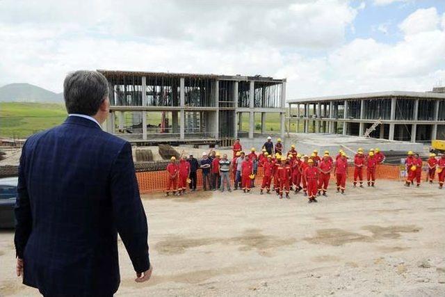 Cumhurbaşkanı G&uuml;l, AG&Uuml; Kamp&uuml;s&uuml;n&uuml; Gezdi 1