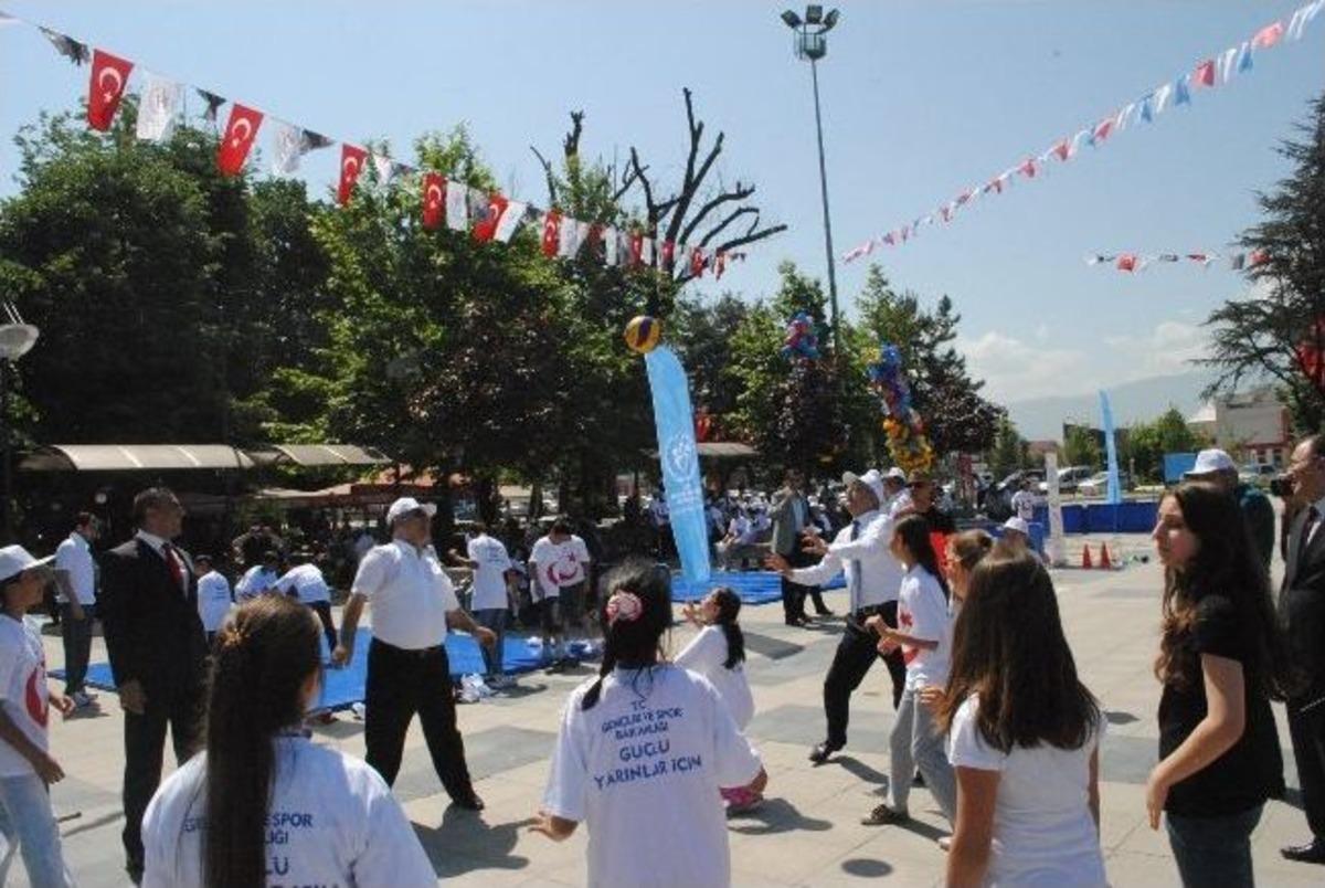 D&uuml;zce&rsquo;de Gen&ccedil;lerin Bayramı Kutlandı