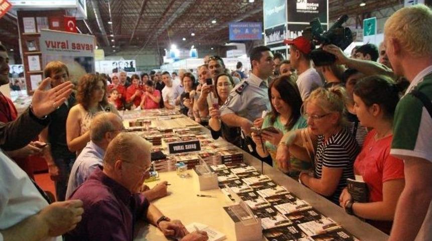Kitap Fuarı'nda Uğur D&uuml;ndar İzdihamı