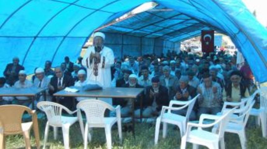 &Ccedil;ift&ccedil;iler, Yağmur I&ccedil;in Ş&uuml;k&uuml;r Duasına &Ccedil;ıkıyor