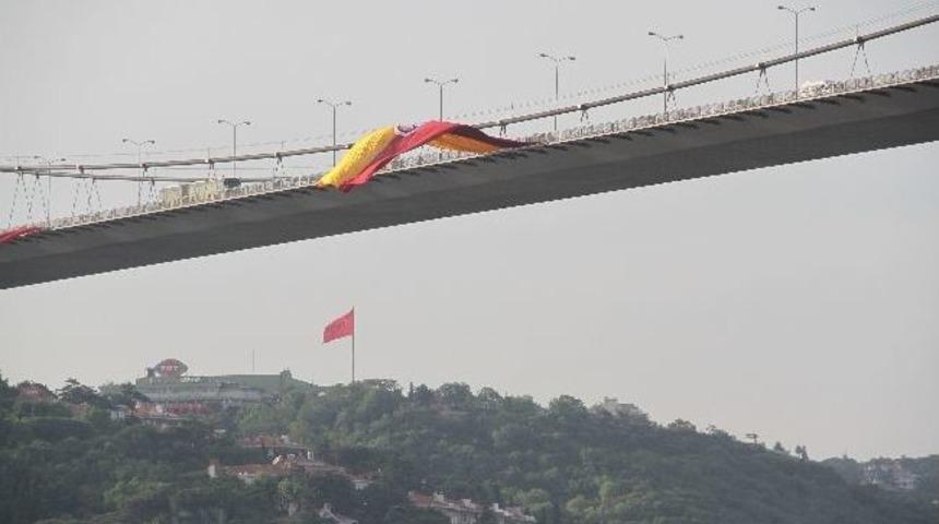 Boğazi&ccedil;i K&ouml;pr&uuml;s&uuml;&rsquo;ne Galatasaray Bayrağı Asıldı