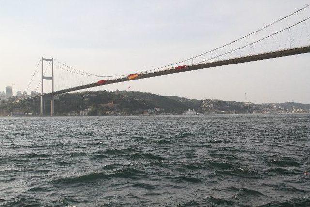 Boğazi&ccedil;i K&ouml;pr&uuml;s&uuml;&rsquo;ne Galatasaray Bayrağı Asıldı 1