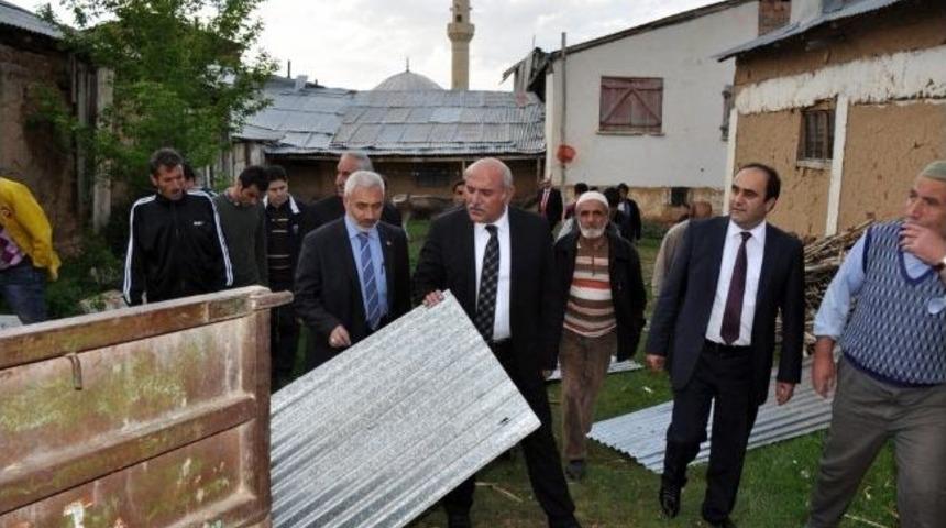 Bayburt'ta Hortum 13 Evin &Ccedil;atısını U&ccedil;urdu