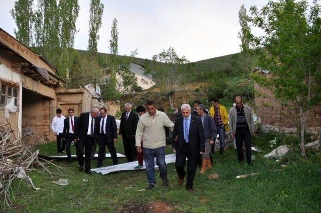 Bayburt'ta Hortum 13 Evin Çatısını Uçurdu