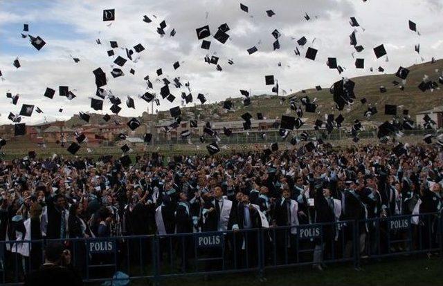 Bayburt &Uuml;niversitesi nde Mezuniyet Coşkusu 2