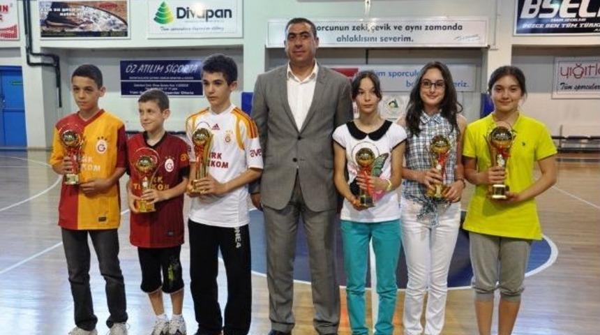 D&uuml;zce&rsquo;de 19 Mayıs Tenis Turnuvası Nefes Kesti