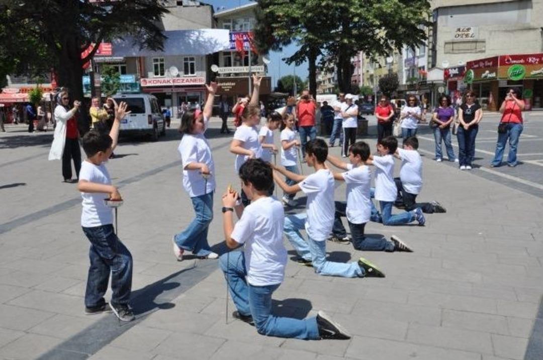 D&uuml;zce&rsquo;de Derneklerden 19 Mayıs Kutlamalarına B&uuml;y&uuml;k Katkı