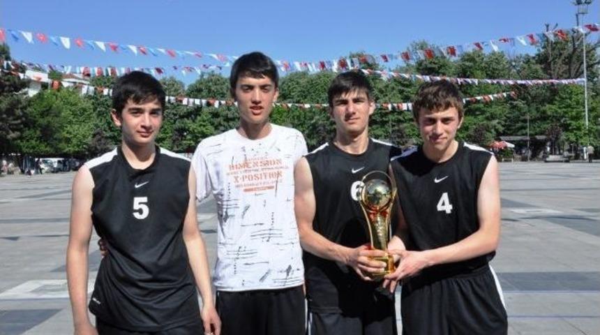 19 Mayıs Turnuvalarının &Ouml;d&uuml;lleri Anıtparkta Verildi