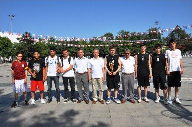 19 Mayıs Turnuvalarının &Ouml;d&uuml;lleri Anıtparkta Verildi 1