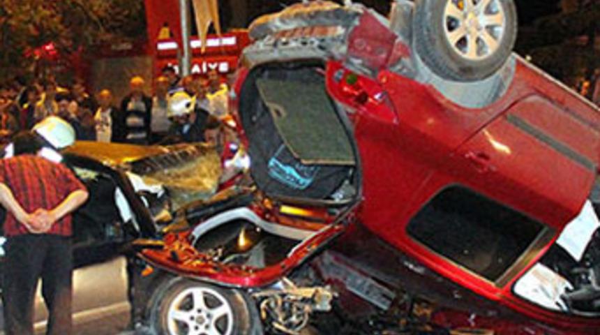 Karşı şeritteki otomobilin üzerine düştü; 3 ölü, 5 yaralı