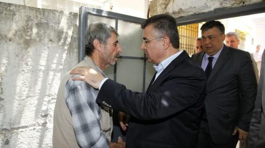 Hatay Valisi Lekesiz, Reyhanlı'da Taziye Ziyaretinde Bulundu