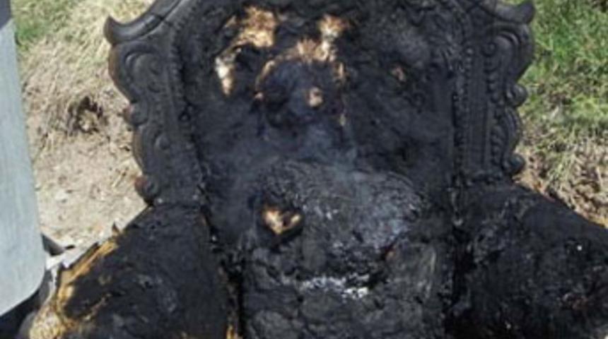 Oturduğu koltukta yanarak öldü