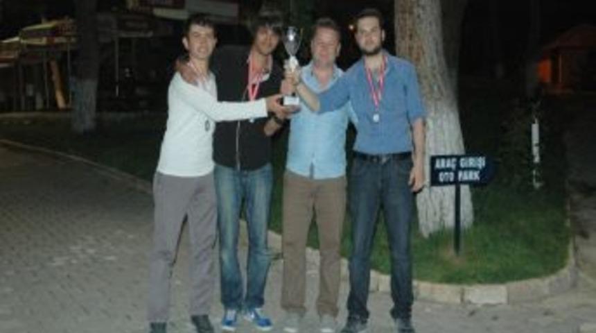 Kula Myo, Masa Tenisinde 3. Oldu