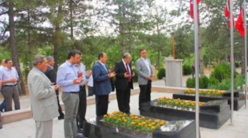 Milletvekillerinden Şehitlik Ziyareti